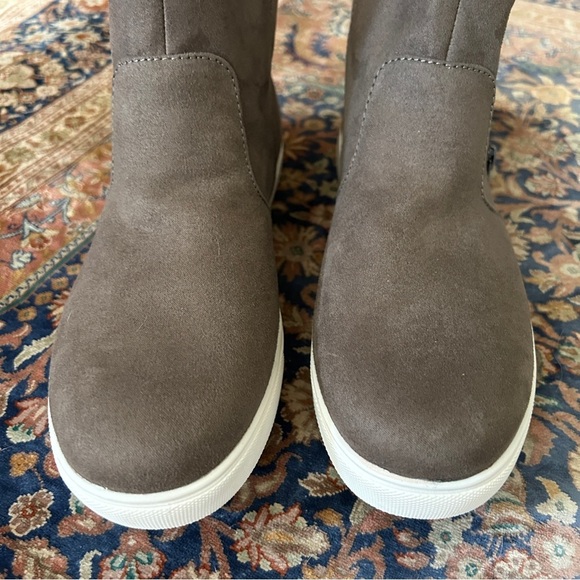 NWOT Izod grey/taupe suede side zip shirt boots. Size 8. Comfy and versatile - Picture 5 of 8